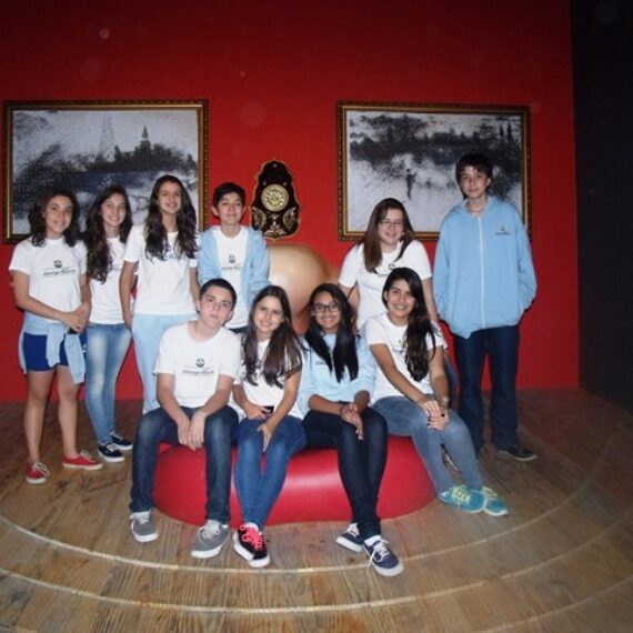 Ensino Fundamental II visita exposição de Salvador Dali e Ursos Camaradas