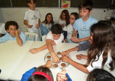 Sexto ano na cozinha, faz cookies