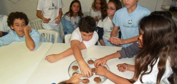 Sexto ano na cozinha, faz cookies