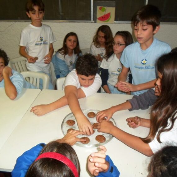 Sexto ano na cozinha, faz cookies